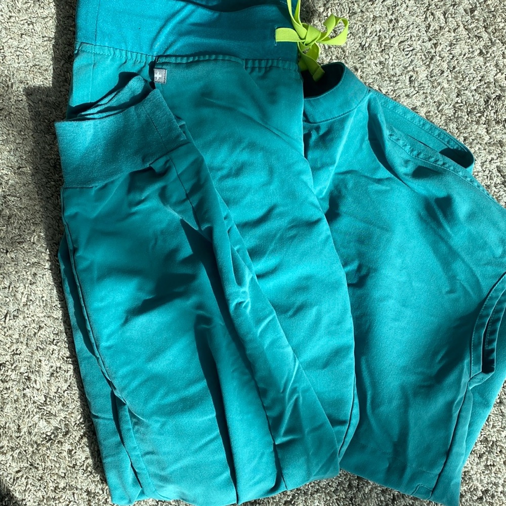 Beautiful sea green color figs set. Hard to see color in photo but stunning